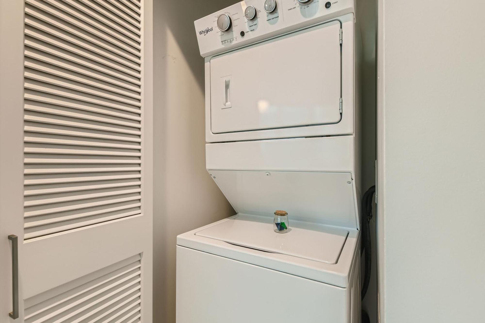 Aparthotel Sentral Michigan Avenue Chicago Zimmer foto A stacked washer and dryer