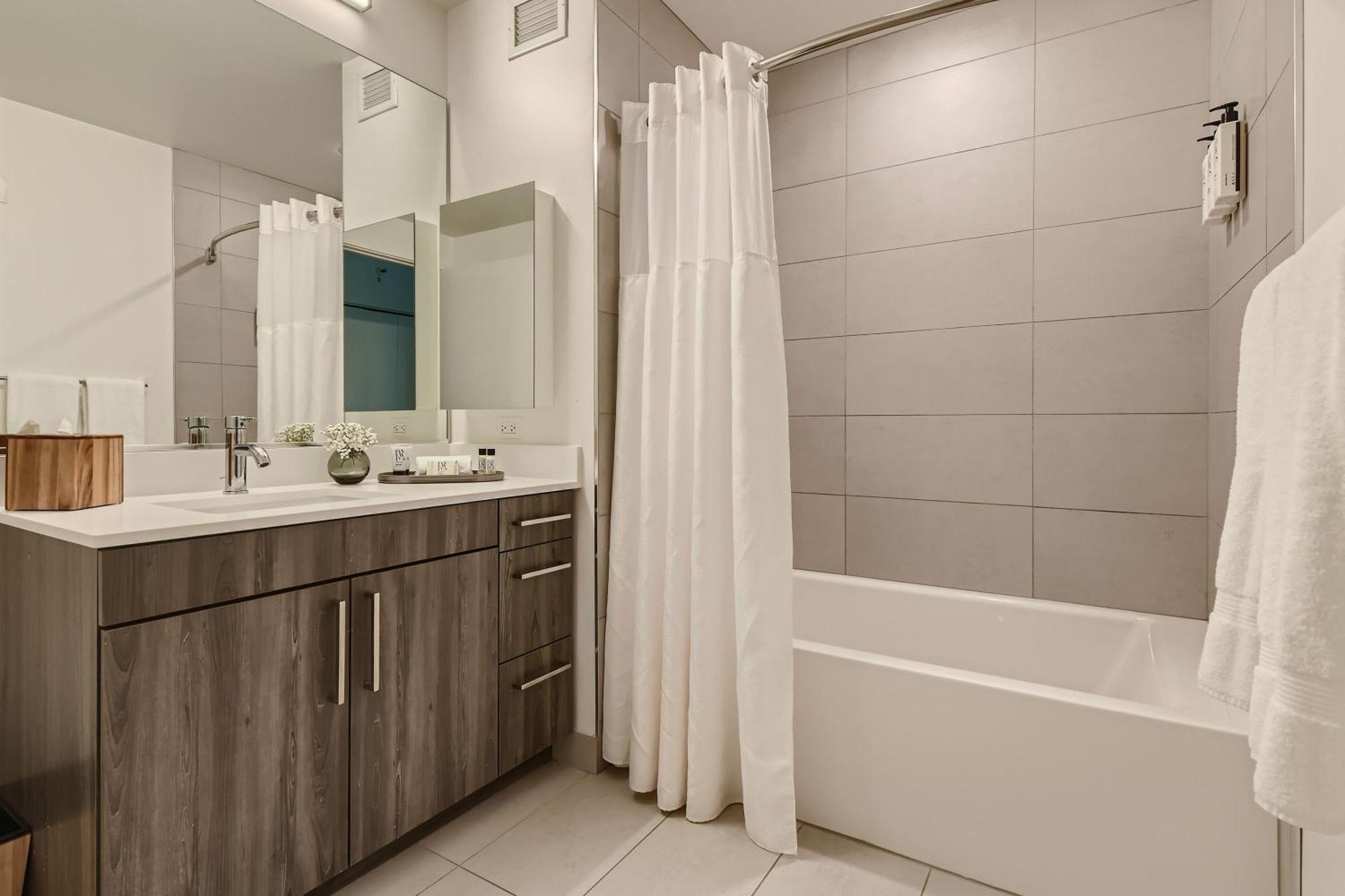 Aparthotel Sentral Michigan Avenue Chicago Zimmer foto A modern bathroom with a shower curtain